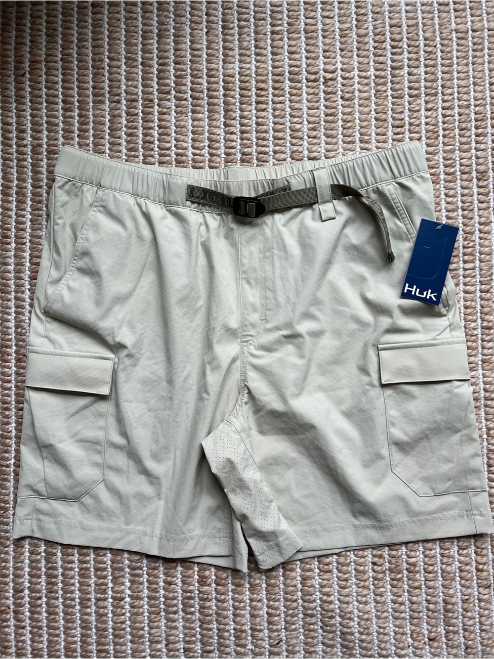 Huk Performance Lightweight Cargo Shorts Size L Beige/Khaki/Sand NWT
